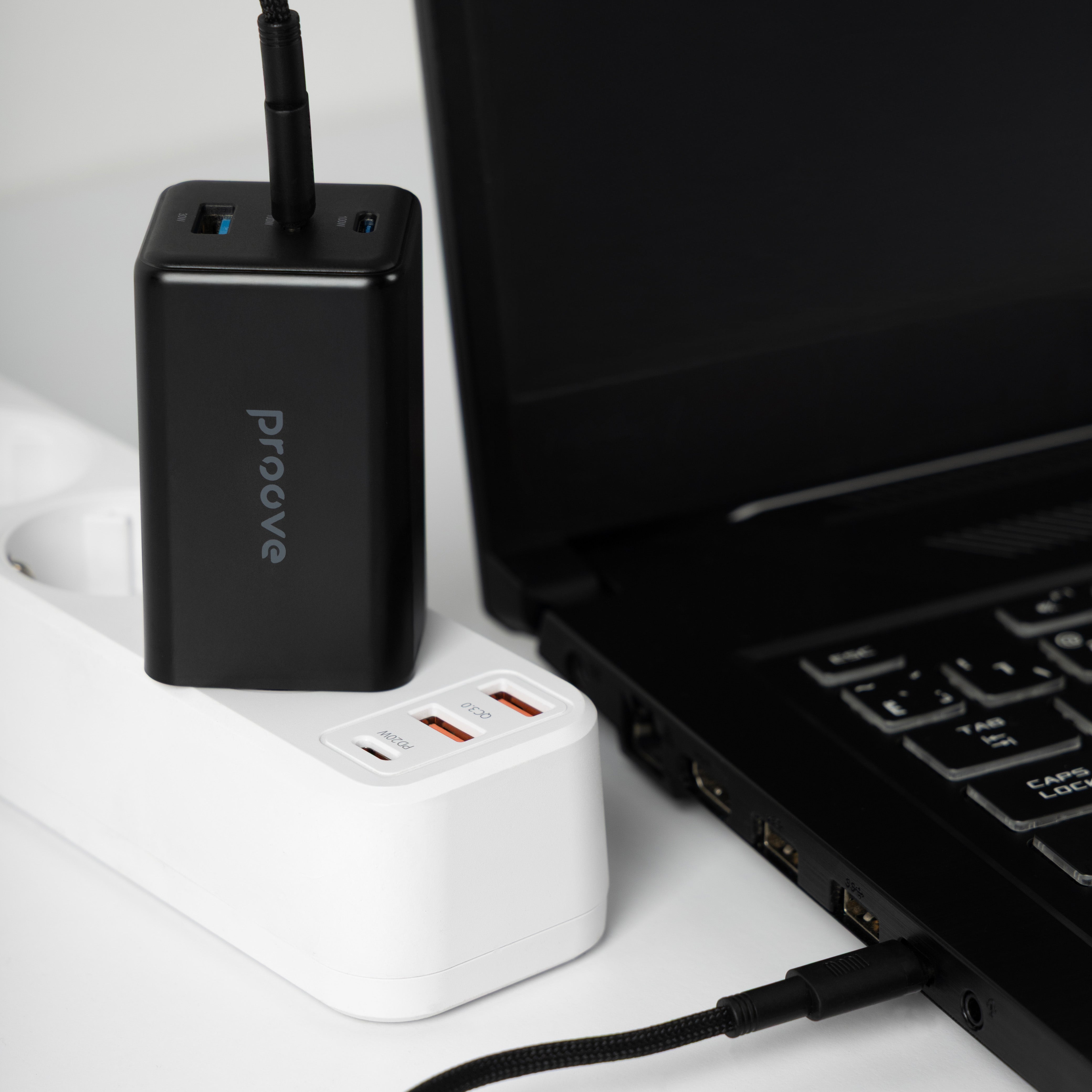 Karikues muri Proove Pocket GaN Max, 100W, 2×Type-C + USB, i zi