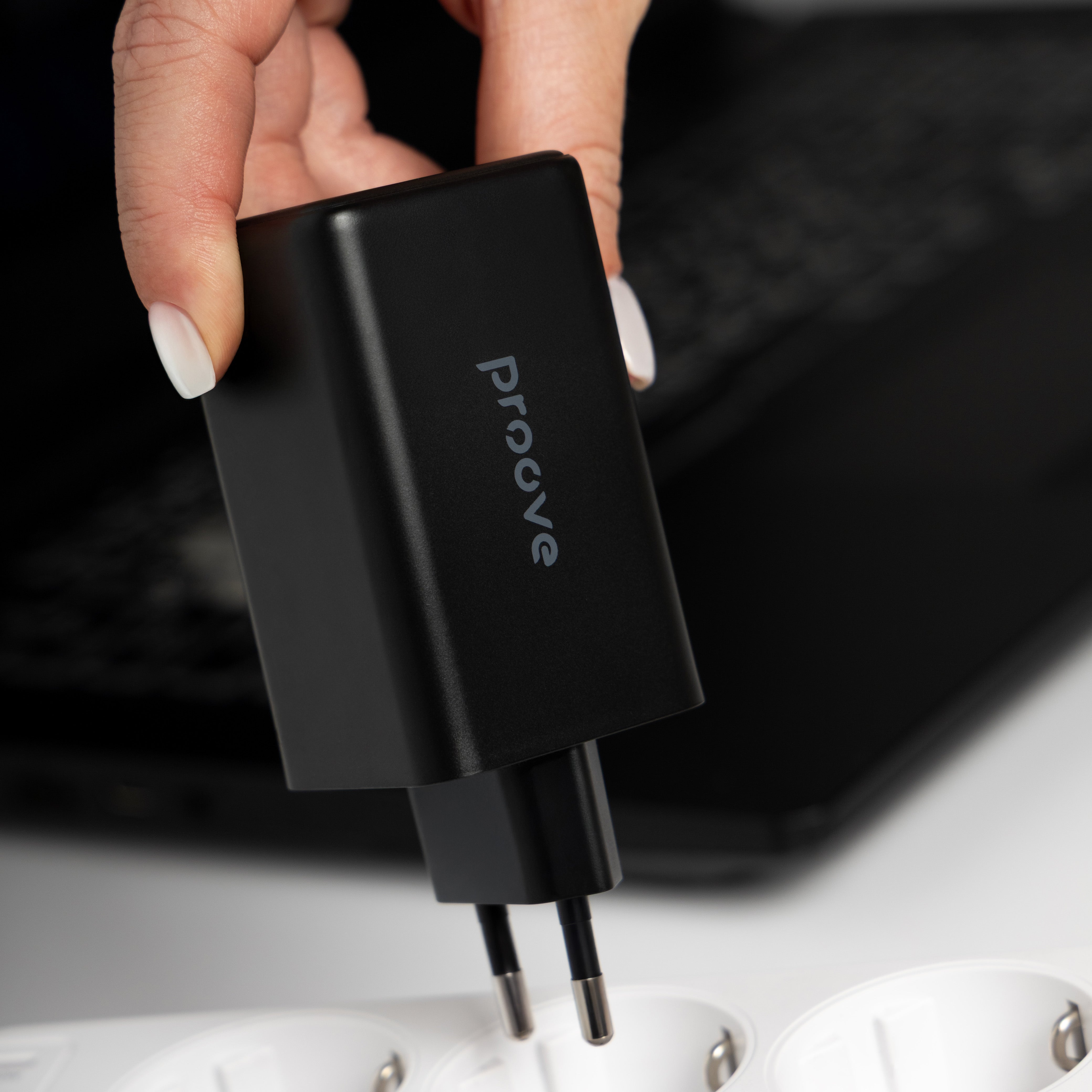 Karikues muri Proove Pocket GaN Max, 100W, 2×Type-C + USB, i zi
