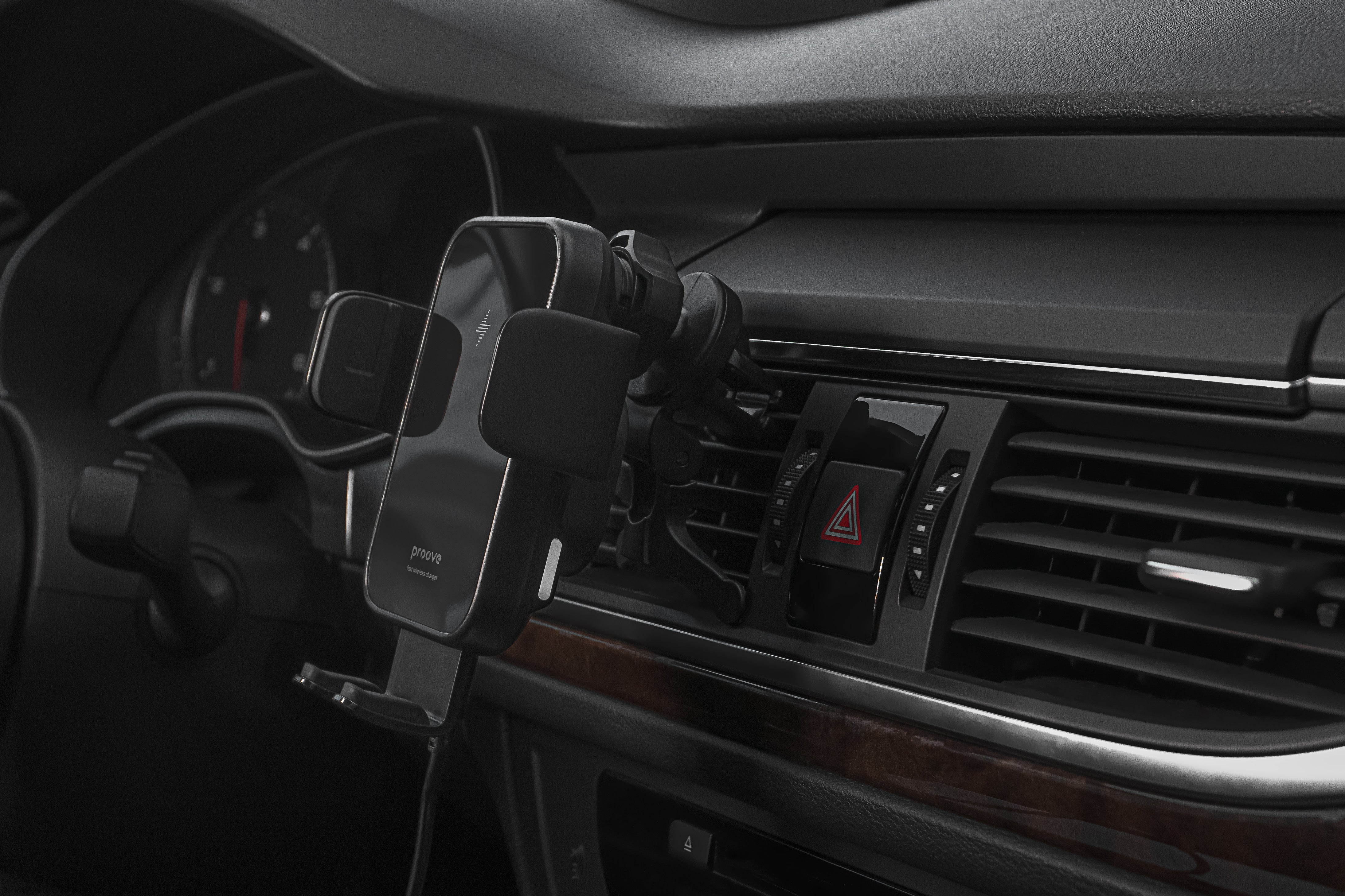 Mbajtëse për telefon me karikim wireless Proove Triple Clamp, 15W, për ventilim ose panel, e zezë