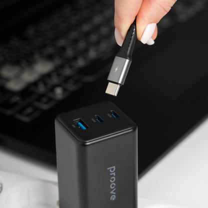 Karikues muri Proove Pocket GaN Max, 100W, 2×Type-C + USB, i zi