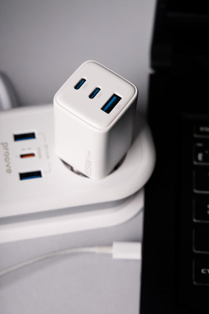 Karikues muri Proove Pocket, 65W, me 2×Type-C dhe USB, i bardhë