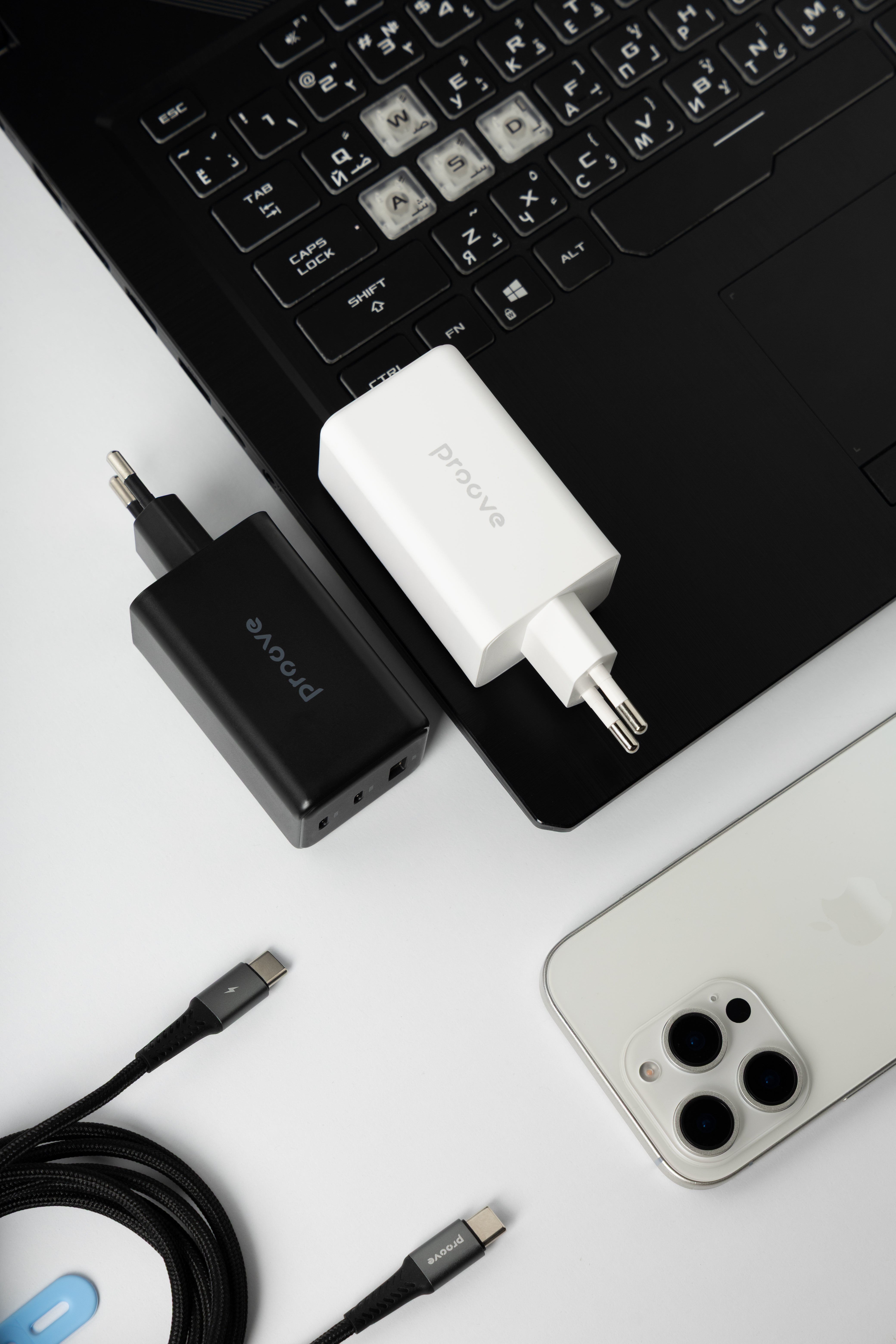 Karikues muri Proove Pocket, 65W, me 2×Type-C dhe USB, i zi